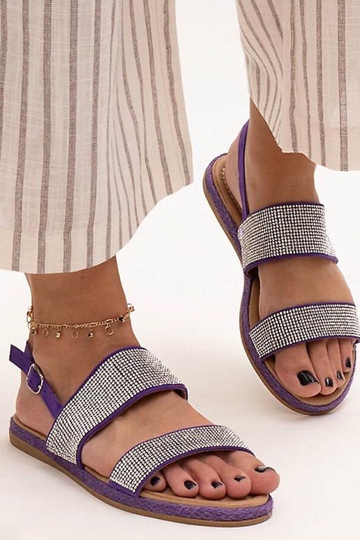 Sandales violettes ornées de zircons...