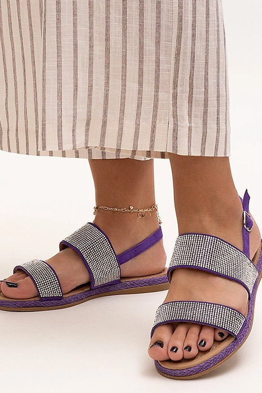 Sandales violettes ornées de zircons...