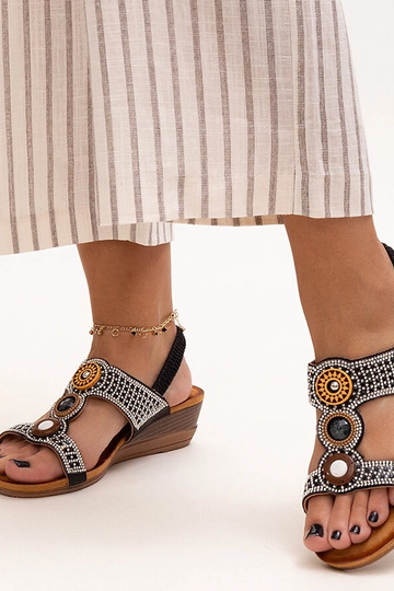 Azeeza skinnende sandaler med lav kile