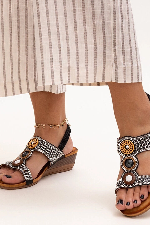 Azeeza skinnende sandaler med lav kile