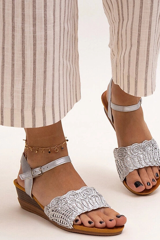 Bestickte Sandalen mit niedrigem... Bestickte Sandalen mit niedrigem...