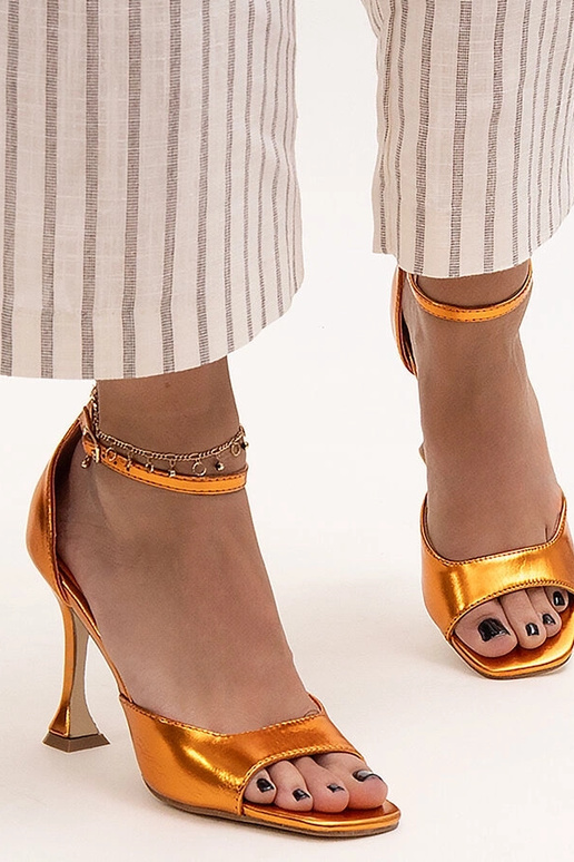 Glänzende Sandaletten mit High Heels... Glänzende Sandaletten mit High Heels...