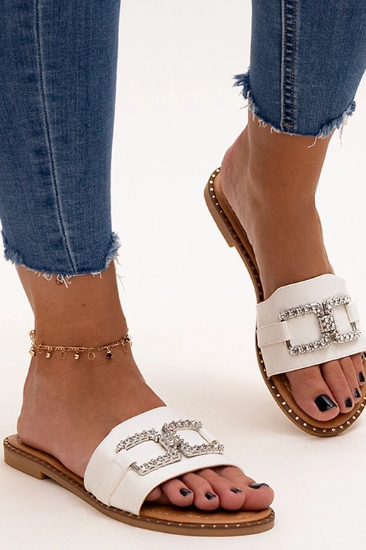 Witte slippers met decoratieve gesp...