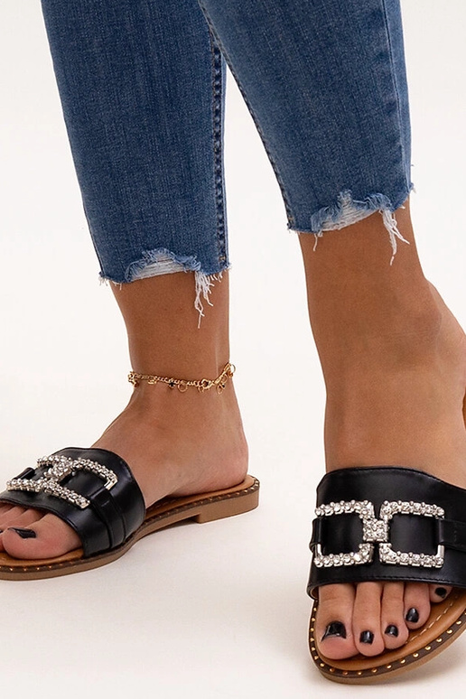 Sorte flip-flops med et dekorativt...