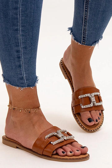 Bruine slippers met decoratieve gesp Rochaela 2