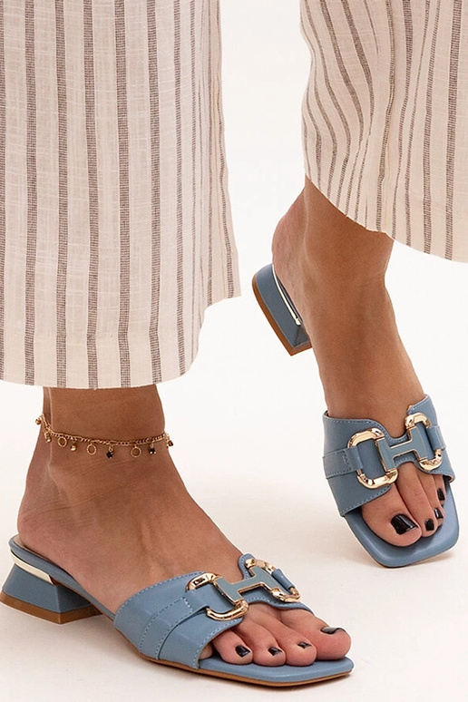 Mules à talon bas avec boucle...