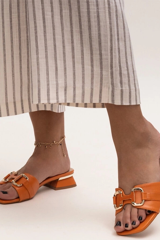 Slippers op lage hak met decoratieve... Slippers op lage hak met decoratieve...