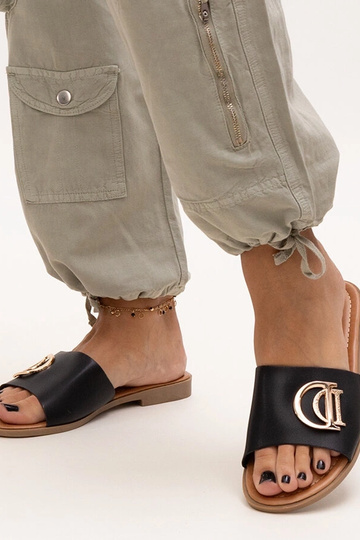 Tongs noires avec boucle...