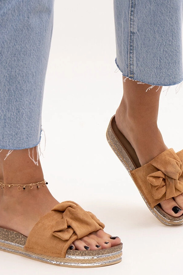 Bruine slippers op massieve...