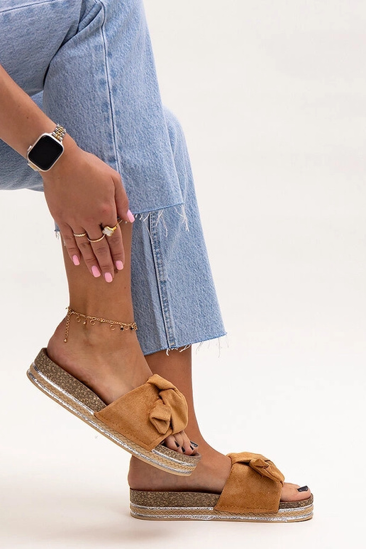 Tongs brunes sur semelle épaisse Peletra