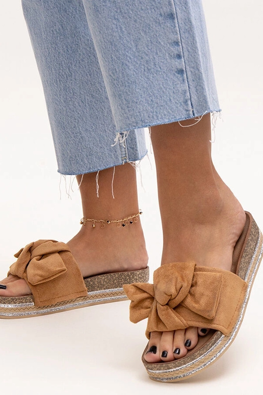 Bruine slippers op massieve zool Peletra