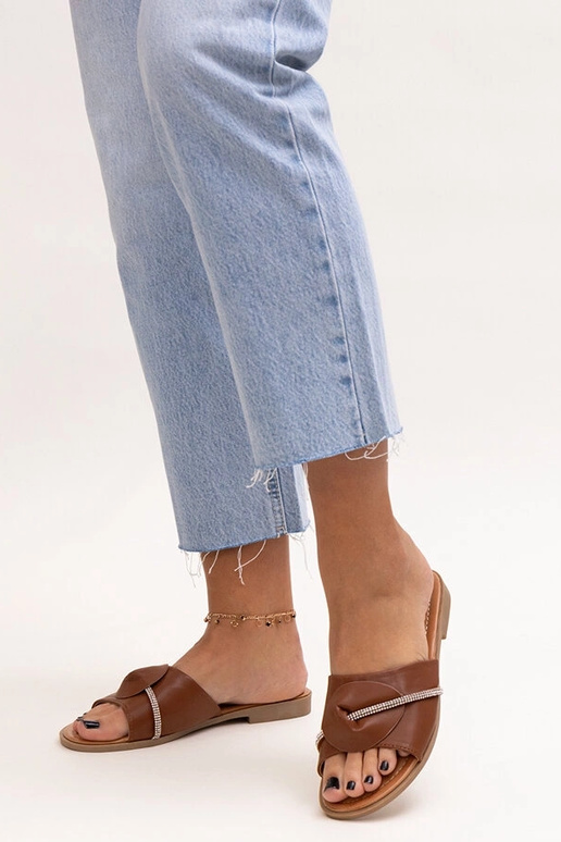 Kapki versierd met een bandje van...