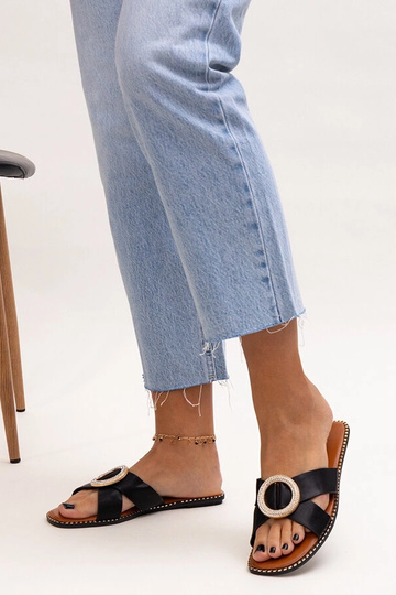 Sorte flip-flops dekoreret...