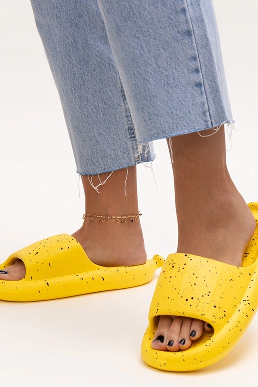 Gelbe Flip-Flops mit breitem Riemen... Gelbe Flip-Flops mit breitem Riemen...