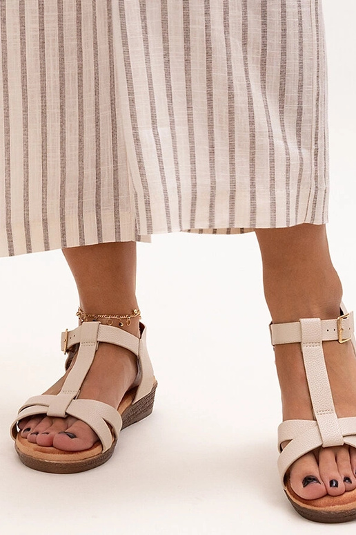 Beige Sandalen mit niedrigem... Beige Sandalen mit niedrigem...