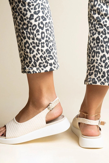 Beige sandaler med tykkere...