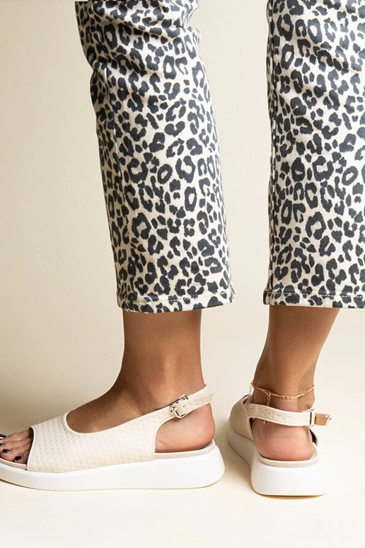 Beige sandaler med tykkere sål fra... Beige sandaler med tykkere sål fra...