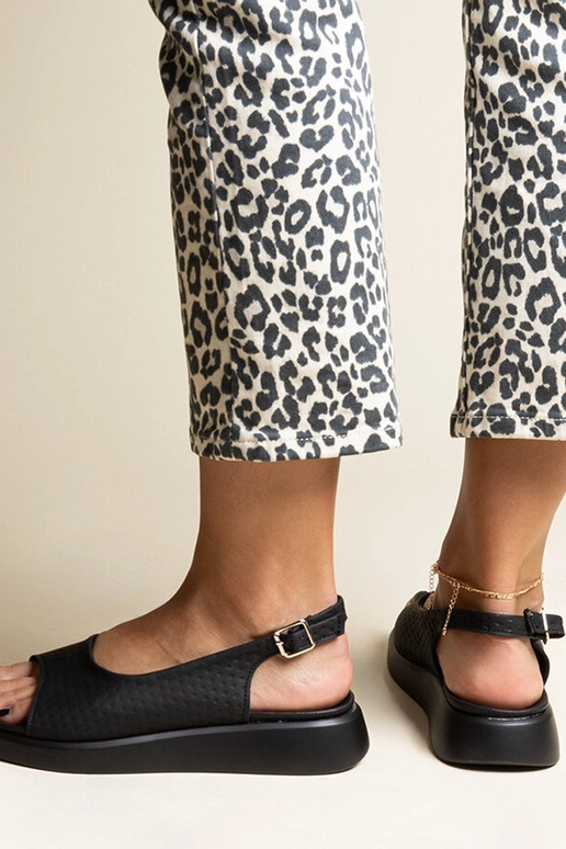 Sorte sandaler med tykkere sål fra... Sorte sandaler med tykkere sål fra...