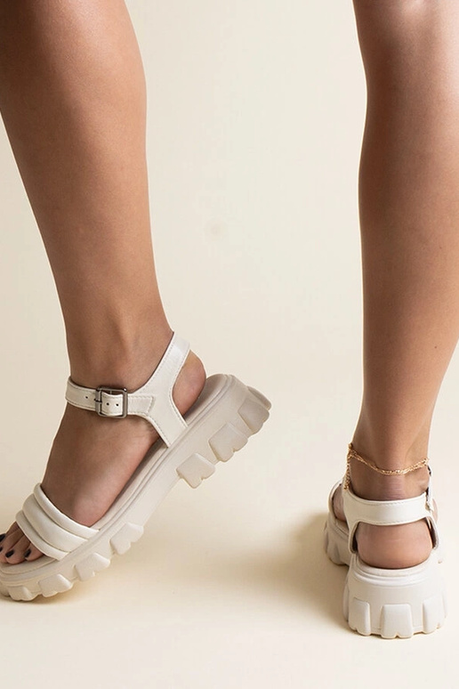 Beige sandaler med en massiv Meredi-sål