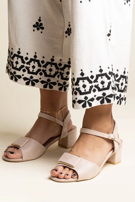 Sandales beiges à petits talons...