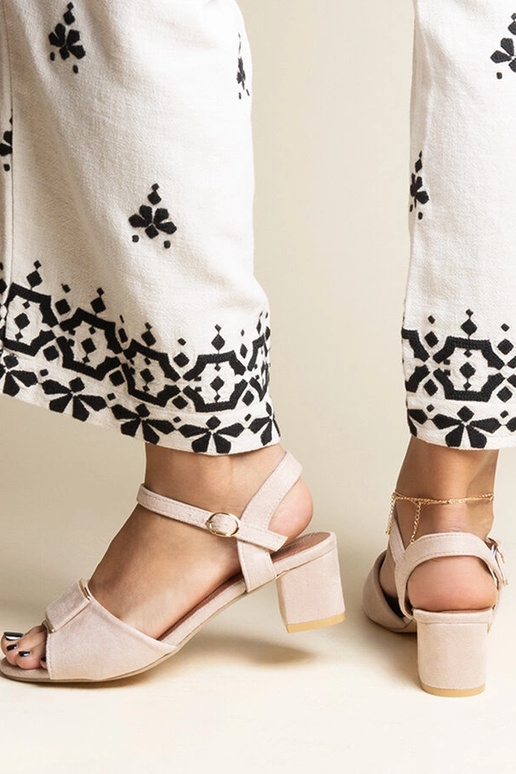 Beige Sandalen mit niedrigem Absatz... Beige Sandalen mit niedrigem Absatz...