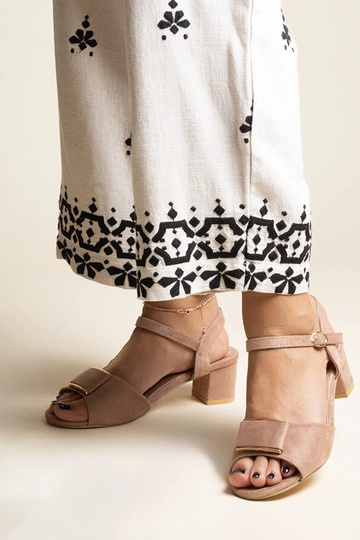 Mørke beige sandaler med...