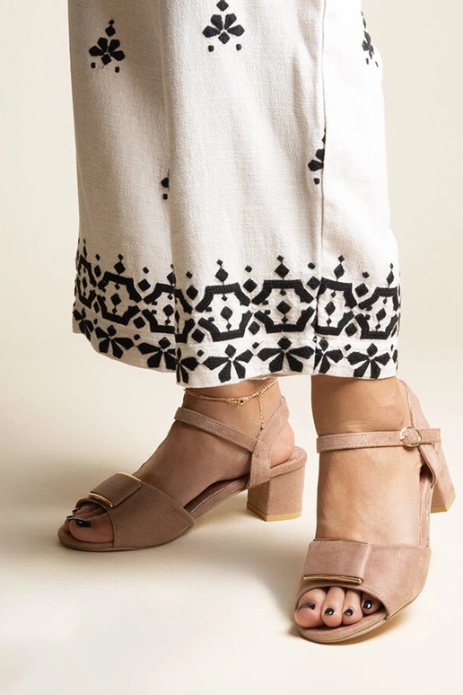 Dunkelbeige Sandalen mit niedrigem... Dunkelbeige Sandalen mit niedrigem...