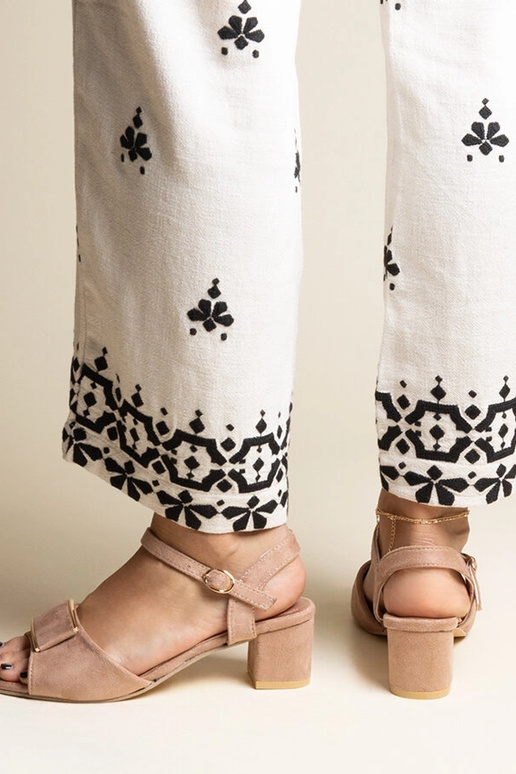 Dunkelbeige Sandalen mit niedrigem... Dunkelbeige Sandalen mit niedrigem...