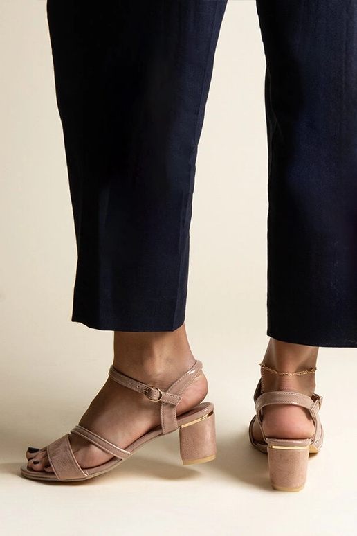 Mørke beige sandaler med en...