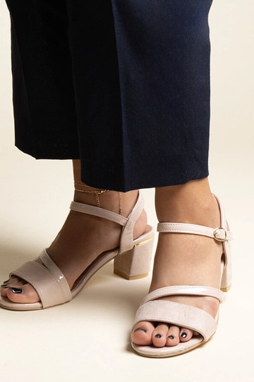 Beige sandaler med en kombination af materialer Hambly