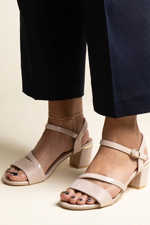 Beige sandaler med en kombination af...