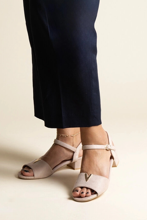 Beige sandaler med lav hæl med...