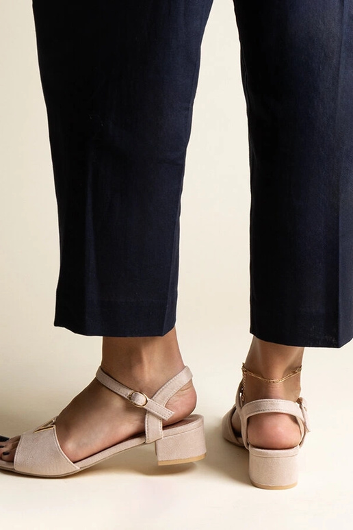 Sandales beiges à petit talon avec...