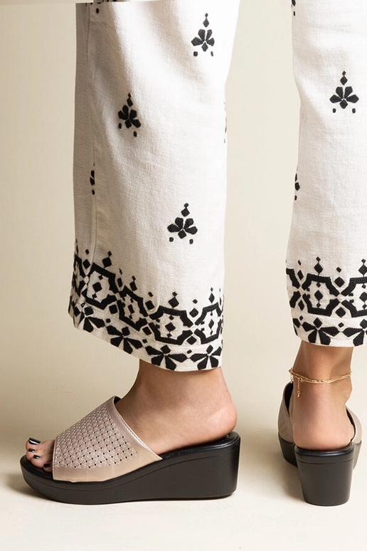 Tongs compensées ajourées dorées en...