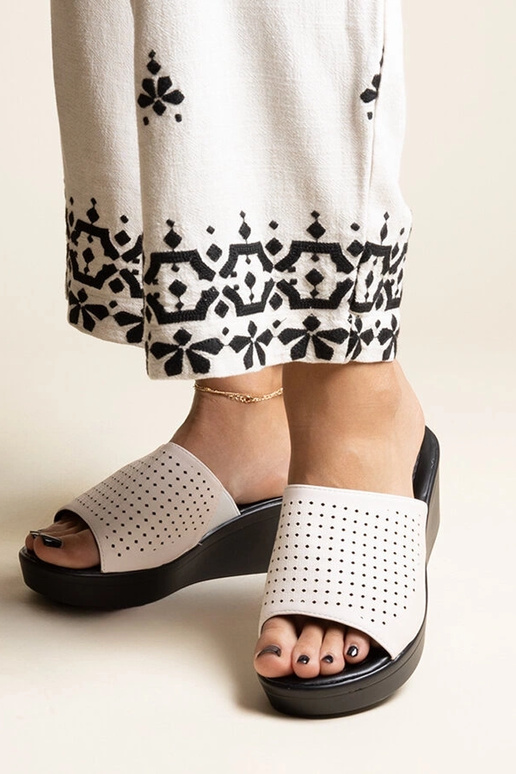 Witte opengewerkte platformslippers...