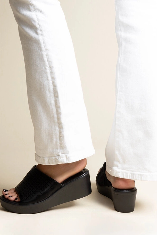 Pantoufles noires ajourées à...