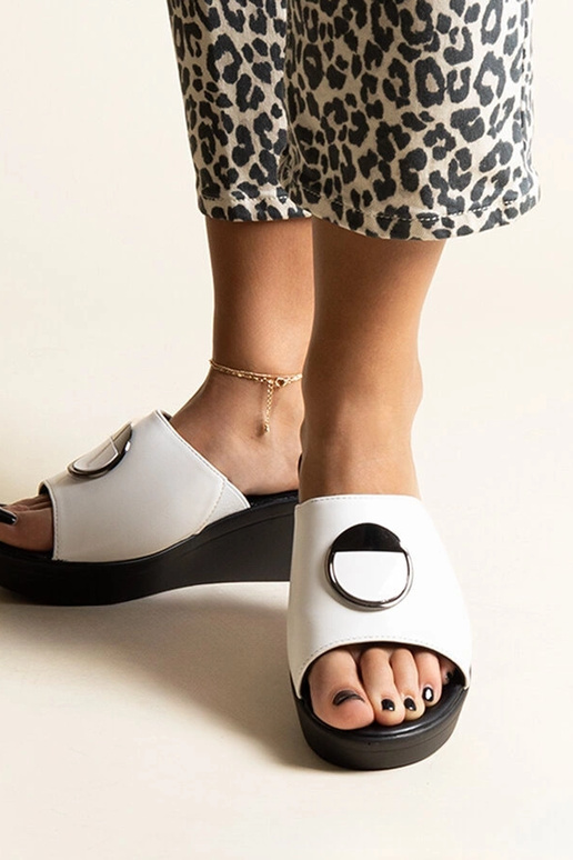 Sandales compensées blanches à boucle...