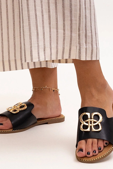 Schwarze Flip-Flops mit Perkin-Schnalle verziert