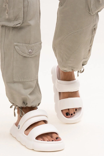 Sandales légères en mousse de couleur unie Azewda 2
