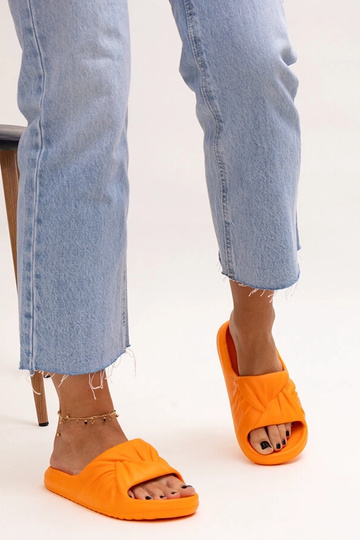 Orangefarbene Flip-Flops aus Cunta-Schaum 2