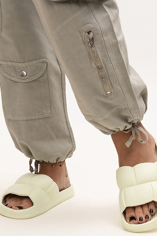 Grüne Flip-Flops aus Schaumstoff mit... Grüne Flip-Flops aus Schaumstoff mit...