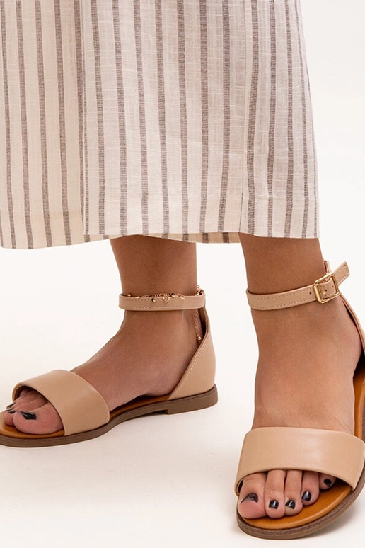 Beige Sandalen mit geschlossenem... Beige Sandalen mit geschlossenem...