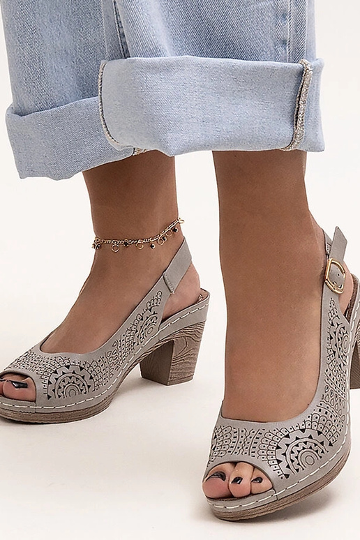 Graue Sandalen mit durchbrochenem... Graue Sandalen mit durchbrochenem...