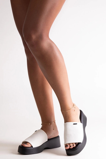 Tongs à plateforme blanches...