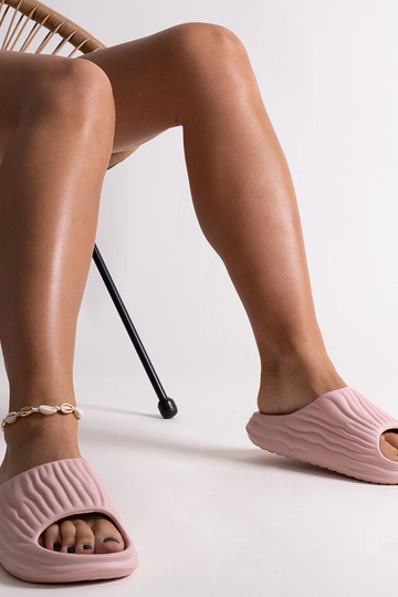 Claquettes à volants roses... 2