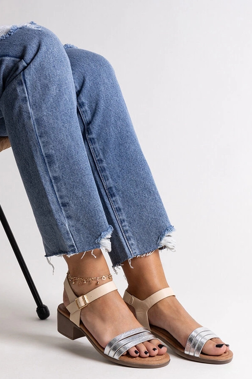 Silberne Sandalen mit niedrigem... Silberne Sandalen mit niedrigem...