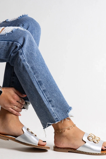 Silberne Flip-Flops mit...