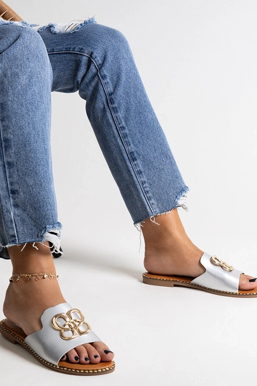 Silberne Flip-Flops mit dekorativer... Silberne Flip-Flops mit dekorativer...