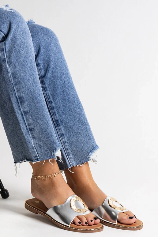 Silberne Flip-Flops mit dekorativer... Silberne Flip-Flops mit dekorativer...