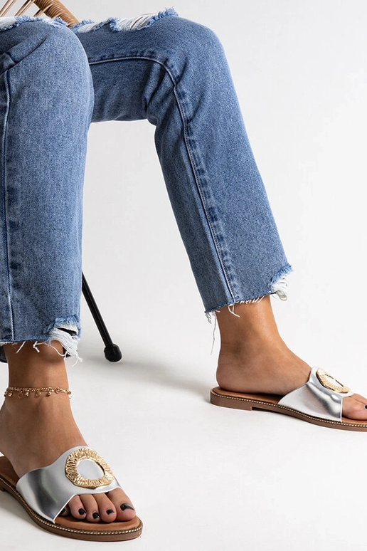 Silberne Flip-Flops mit dekorativer... Silberne Flip-Flops mit dekorativer...